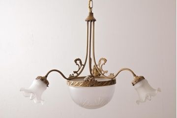 アンティーク照明　フランスヴィンテージ　凝ったデザインの高級感漂うシャンデリア(4灯、天井照明、吊り下げ照明、ビンテージ)(R-037585)