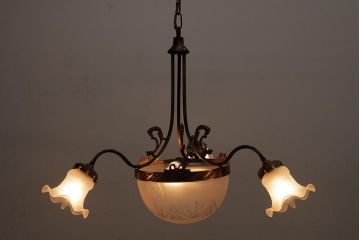 アンティーク照明　フランスヴィンテージ　凝ったデザインの高級感漂うシャンデリア(4灯、天井照明、吊り下げ照明、ビンテージ)(R-037585)