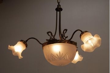 アンティーク照明　フランスヴィンテージ　凝ったデザインの高級感漂うシャンデリア(4灯、天井照明、吊り下げ照明、ビンテージ)(R-037585)