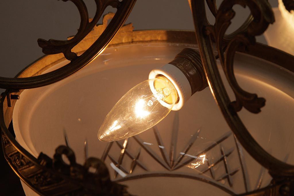 アンティーク照明　フランスヴィンテージ　凝ったデザインの高級感漂うシャンデリア(4灯、天井照明、吊り下げ照明、ビンテージ)(R-037585)