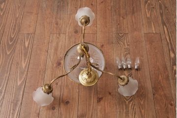 アンティーク照明　フランスヴィンテージ　凝ったデザインの高級感漂うシャンデリア(4灯、天井照明、吊り下げ照明、ビンテージ)(R-037585)