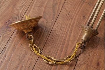 アンティーク照明　フランスヴィンテージ　凝ったデザインの高級感漂うシャンデリア(4灯、天井照明、吊り下げ照明、ビンテージ)(R-037585)