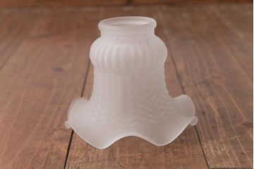 アンティーク照明　フランスヴィンテージ　凝ったデザインの高級感漂うシャンデリア(4灯、天井照明、吊り下げ照明、ビンテージ)(R-037585)