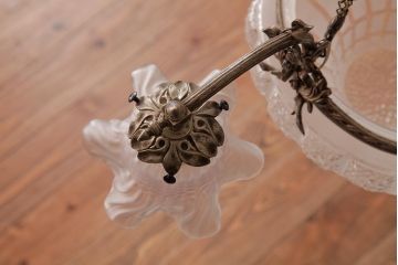 アンティーク照明　フランスアンティーク　青銅製　クラシカルで緻密なつくりのシャンデリア(4灯、天井照明、吊り下げ照明)(R-037587)