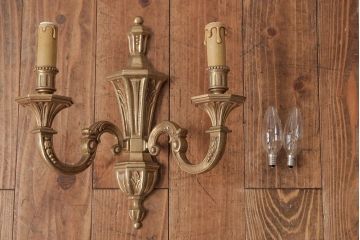 ビンテージ照明　ルイ16世様式　真鍮製　フランスヴィンテージのクラシカルなウォールランプ(壁掛けシャンデリア、壁付け照明)(R-037590)