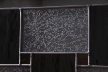 アンティーク建具　ラフジュ工房オリジナルステンドグラス　明治大正期　総ケヤキ材　色ガラス・結霜ガラス入り　レトロモダンなステンドグラスのリメイクパーテーション(衝立)(R-037593)