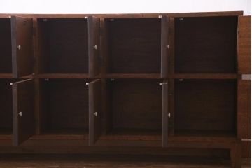 レトロ家具　木製脚付き　レトロやナチュラルインテリアにぴったりなネームプレート付きの横型ロッカー(マス目戸棚)(R-037594)