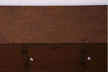 レトロ家具　木製脚付き　レトロやナチュラルインテリアにぴったりなネームプレート付きの横型ロッカー(マス目戸棚)(R-037594)