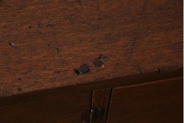 レトロ家具　木製脚付き　レトロやナチュラルインテリアにぴったりなネームプレート付きの横型ロッカー(マス目戸棚)(R-037594)
