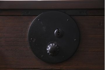 アンティーク家具　和製アンティーク　リメイク　総桐材　金具が見事な脚付き時代箪笥(チェスト、タンス、桐箪笥、桐たんす)(R-037595)