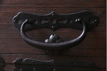 アンティーク家具　和製アンティーク　リメイク　総桐材　金具が見事な脚付き時代箪笥(チェスト、タンス、桐箪笥、桐たんす)(R-037595)