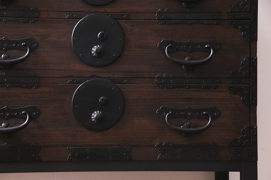 アンティーク家具　和製アンティーク　リメイク　総桐材　金具が見事な脚付き時代箪笥(チェスト、タンス、桐箪笥、桐たんす)(R-037595)