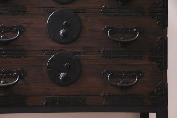 アンティーク家具　和製アンティーク　リメイク　総桐材　金具が見事な脚付き時代箪笥(チェスト、タンス、桐箪笥、桐たんす)(R-037595)