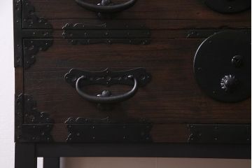 アンティーク家具　和製アンティーク　リメイク　総桐材　金具が見事な脚付き時代箪笥(チェスト、タンス、桐箪笥、桐たんす)(R-037595)