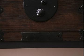 アンティーク家具　和製アンティーク　リメイク　総桐材　金具が見事な脚付き時代箪笥(チェスト、タンス、桐箪笥、桐たんす)(R-037595)