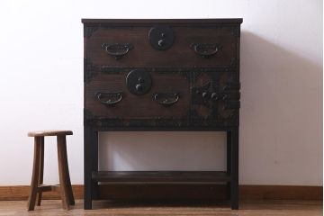 アンティーク家具　和製アンティーク　リメイク　総桐材　かくし付　金具が見事な脚付き時代箪笥(チェスト、タンス、桐箪笥、桐たんす)(R-037596)