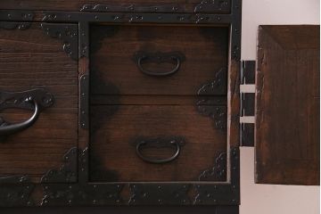 アンティーク家具　和製アンティーク　リメイク　総桐材　かくし付　金具が見事な脚付き時代箪笥(チェスト、タンス、桐箪笥、桐たんす)(R-037596)