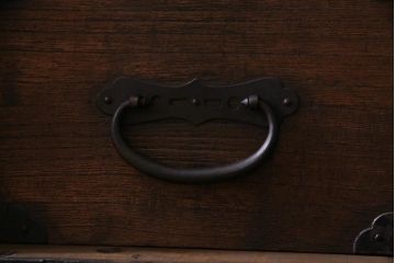 アンティーク家具　和製アンティーク　リメイク　総桐材　かくし付　金具が見事な脚付き時代箪笥(チェスト、タンス、桐箪笥、桐たんす)(R-037596)