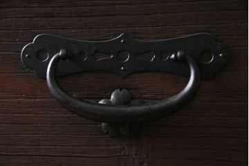 アンティーク家具　和製アンティーク　リメイク　総桐材　かくし付　金具が見事な脚付き時代箪笥(チェスト、タンス、桐箪笥、桐たんす)(R-037596)