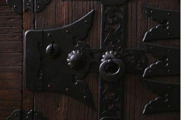 アンティーク家具　和製アンティーク　リメイク　総桐材　かくし付　金具が見事な脚付き時代箪笥(チェスト、タンス、桐箪笥、桐たんす)(R-037596)