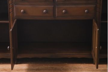 ヴィンテージ家具　イギリスビンテージ　ERCOL(アーコール)　エレガントな佇まいのサイドボード(キャビネット、収納)(R-037597)