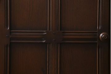 ヴィンテージ家具　イギリスビンテージ　ERCOL(アーコール)　エレガントな佇まいのサイドボード(キャビネット、収納)(R-037597)