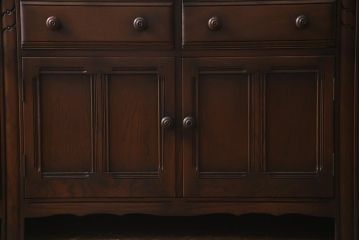 ヴィンテージ家具　イギリスビンテージ　ERCOL(アーコール)　エレガントな佇まいのサイドボード(キャビネット、収納)(R-037597)