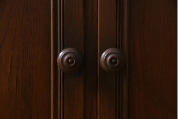 ヴィンテージ家具　イギリスビンテージ　ERCOL(アーコール)　エレガントな佇まいのサイドボード(キャビネット、収納)(R-037597)
