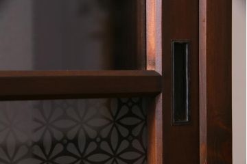 ラフジュ工房オリジナル　引き出し付き　両面引き戸　レトロモダンな戸棚(キャビネット、収納棚)(R-037598)