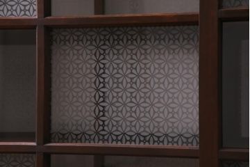 ラフジュ工房オリジナル　引き出し付き　両面引き戸　レトロモダンな戸棚(キャビネット、収納棚)(R-037598)