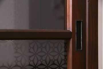 ラフジュ工房オリジナル　引き出し付き　両面引き戸　レトロモダンな戸棚(キャビネット、収納棚)(R-037598)