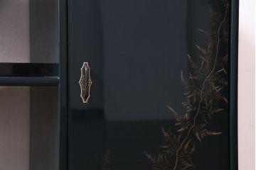 中古　国産工芸家具　漆塗り　中桐材　シックモダンな飾り棚(飾棚、収納棚)(R-037602)