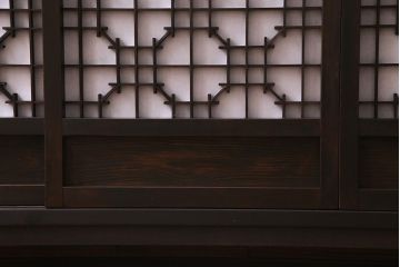 ラフジュ工房オリジナル　アンティーク古建具リメイク　蜀江　和モダンな脚付きサイドボード(書院戸、組子、キャビネット、テレビ台、テレビボード)(R-037604)