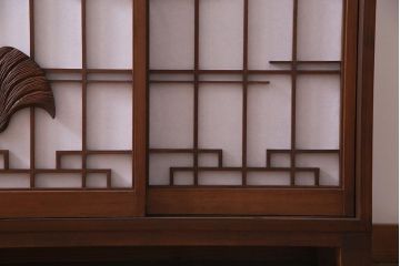 ラフジュ工房オリジナル　アンティーク建具リメイク　扇菊　こだわりの和空間づくりが叶う脚付きサイドボード(書院戸、組子、キャビネット)(R-037605)