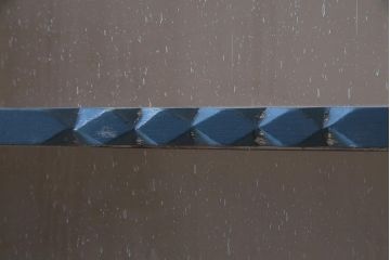 アンティーク家具 フランスアンティーク パイン材 気泡ガラス アイボリーとネイビーのペイントがお洒落な食器棚(収納棚、キャビネット)(R-037606)
