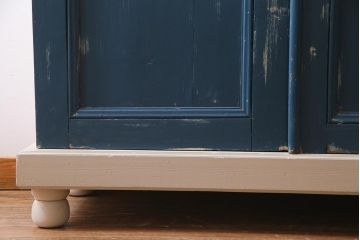 アンティーク家具 フランスアンティーク パイン材 気泡ガラス アイボリーとネイビーのペイントがお洒落な食器棚(収納棚、キャビネット)(R-037606)