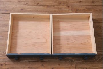 アンティーク家具　フランスアンティーク　パイン材　気泡ガラス　アイボリーとネイビーのペイントがお洒落な食器棚(収納棚、キャビネット)(R-037606)