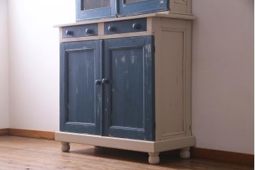 アンティーク家具　フランスアンティーク　パイン材　気泡ガラス　アイボリーとネイビーのペイントがお洒落な食器棚(収納棚、キャビネット)(R-037606)