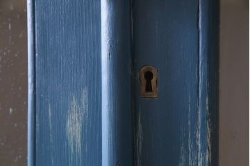 アンティーク家具　フランスアンティーク　パイン材　気泡ガラス　アイボリーとネイビーのペイントがお洒落な食器棚(収納棚、キャビネット)(R-037606)