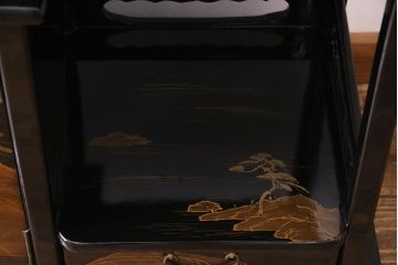中古　山水図　和の空間を高める漆塗り風の茶棚(飾り棚)(R-037608)