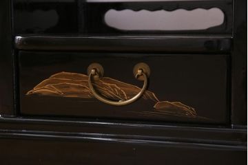 中古　山水図　和の空間を高める漆塗り風の茶棚(飾り棚)(R-037608)