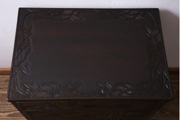 中古　ビンテージ家具　伝統工芸　軽井沢彫り　牡丹の図　上品な和の雰囲気漂う小振りなチェスト(引き出し)(R-037609)