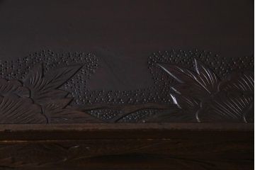 中古　ビンテージ家具　伝統工芸　軽井沢彫り　牡丹の図　上品な和の雰囲気漂う小振りなチェスト(引き出し)(R-037609)
