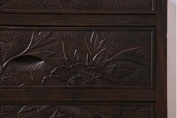 中古　ビンテージ家具　伝統工芸　軽井沢彫り　牡丹の図　上品な和の雰囲気漂う小振りなチェスト(引き出し)(R-037609)