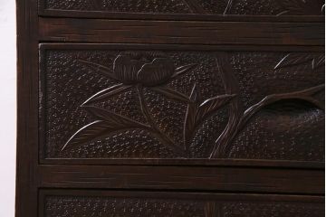 中古　ビンテージ家具　伝統工芸　軽井沢彫り　牡丹の図　上品な和の雰囲気漂う小振りなチェスト(引き出し)(R-037609)