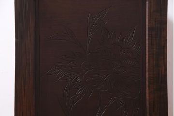 中古　ビンテージ家具　伝統工芸　軽井沢彫り　牡丹の図　上品な和の雰囲気漂う小振りなチェスト(引き出し)(R-037609)