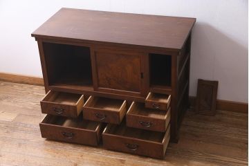 アンティーク家具　大正昭和初期　天板リメイク　カウンターとして使える便利な和風収納棚(リビングボード、戸棚)(R-037611)