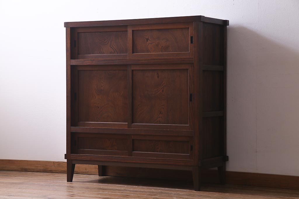 アンティーク家具　前面ケヤキ材　和製アンティークの木製脚付きキャビネット(戸棚、収納棚)(R-037612)