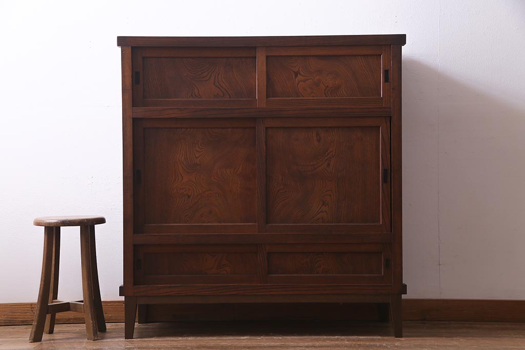 アンティーク家具　前面ケヤキ材　和製アンティークの木製脚付きキャビネット(戸棚、収納棚)(R-037612)