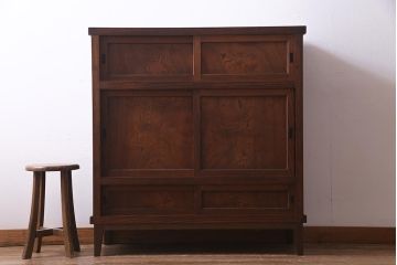 アンティーク家具　前面ケヤキ材　和製アンティークの木製脚付きキャビネット(戸棚、収納棚)(R-037612)